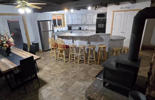 Blanding Cabin | Spacious 5-bedroom cabin in charming Blanding with AC, WiFi