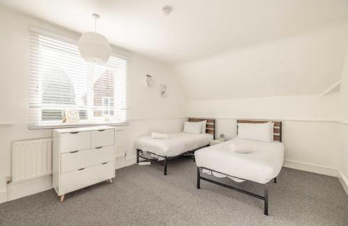 Fifield House | Spacious 5-Bedroom Family Home in Windsor