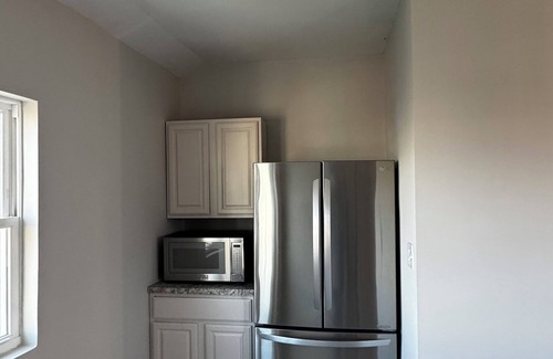 New Brighton House | Spacious 6-bedroom house in charming Staten Island with WiFi