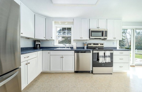 Harwich Center House | Spacious 6 Bedroom Coastal Getaway – 4 Mins to Ocean!