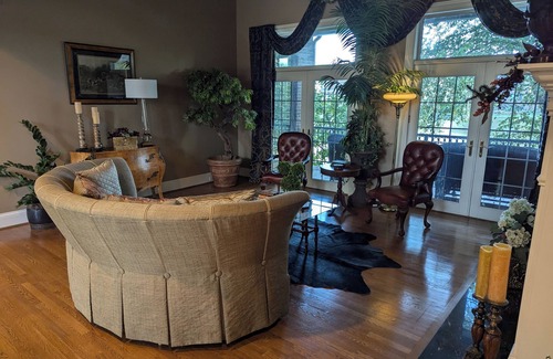 Lexington House | Spacious 6-Bedroom House Near Keeneland & UK Football