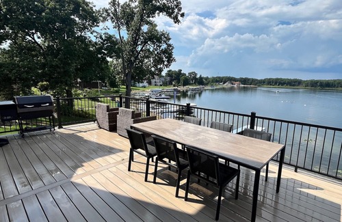 Kendall House | Spacious 6-bedroom house on Eagle Lake in Mattawan MI