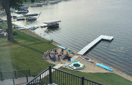 Kendall House | Spacious 6-bedroom house on Eagle Lake in Mattawan MI