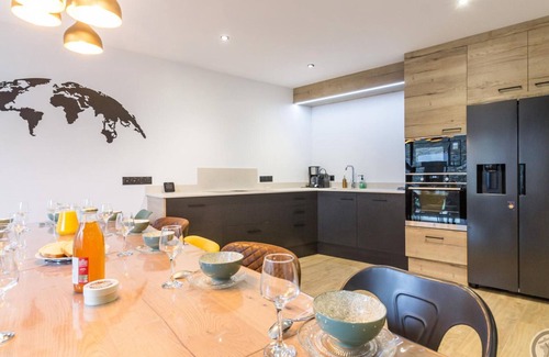 Dragey-Ronthon Cottage | Spacious 6BR Home with Garden, Walk to Beach, Perfect for Families