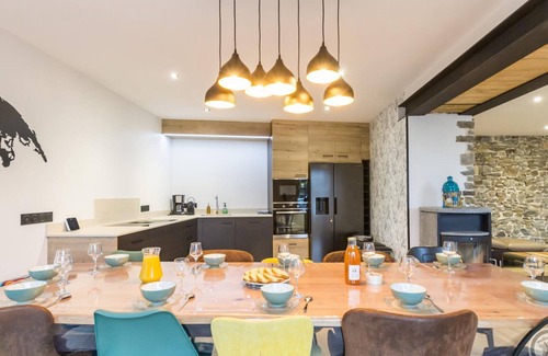 Dragey-Ronthon Cottage | Spacious 6BR Home with Garden, Walk to Beach, Perfect for Families