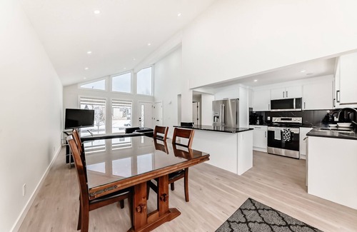 Calgary House | Spacious 6BR Home, BBQ, Backyard & A/C