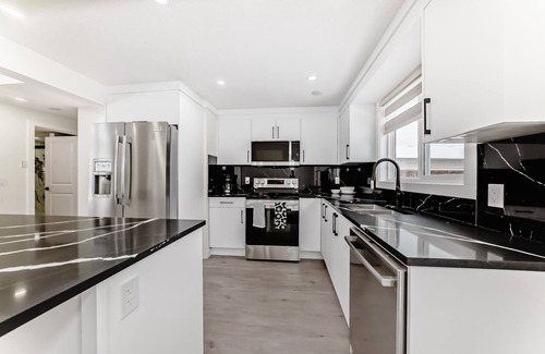 Calgary House | Spacious 6BR Home, BBQ, Backyard & A/C