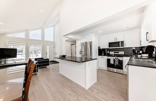 Calgary House | Spacious 6BR Home, BBQ, Backyard & A/C
