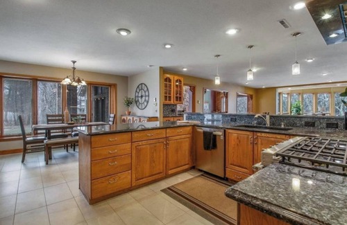 Menomonie House | Spacious 7-bedroom house on the Lake, with AC, WiFi, in peaceful Menomonie WI