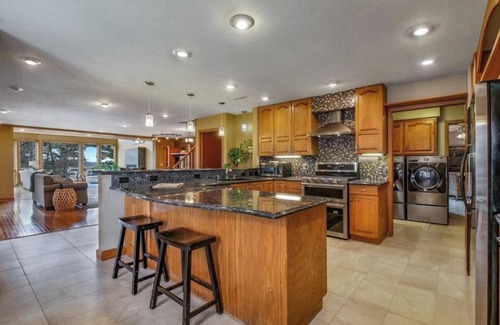 Menomonie House | Spacious 7-bedroom house on the Lake, with AC, WiFi, in peaceful Menomonie WI