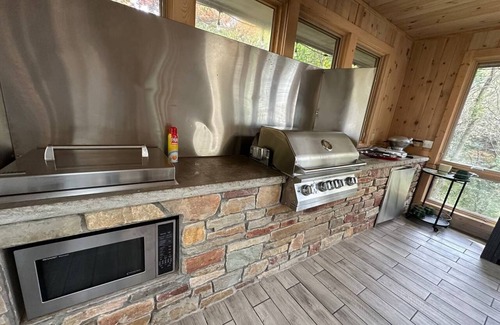 Menomonie House | Spacious 7-bedroom house on the Lake, with AC, WiFi, in peaceful Menomonie WI