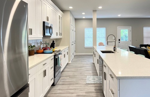 Reservoir House | Spacious 7-bedroom house in brilliant Newport News with AC, WiFi