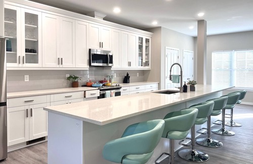 Reservoir House | Spacious 7-bedroom house in brilliant Newport News with AC, WiFi