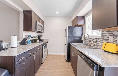 Pleasant Valley Apartment | Spacious and Cozy King Bed 2BR Suite, 5 Min to DT