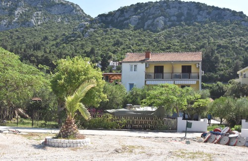 Klek Villa | Spacious and Modern Apartment on the Beach in Klek