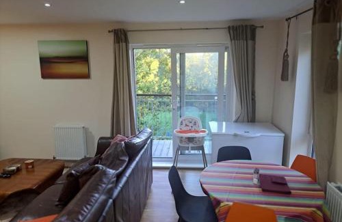Burnt Oak Apartment | Spacious and Modern Two Bedroom Two Bathroom Flat with Secure Parking