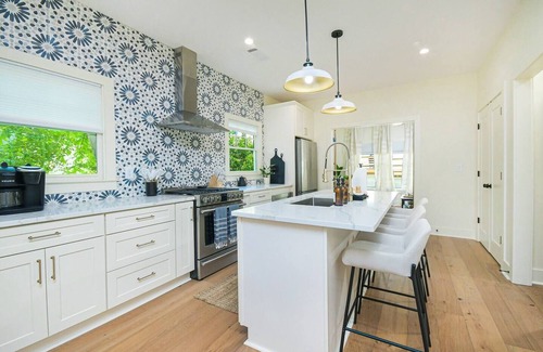 East Side House | Spacious and stylish 2BR 2.5Bath nestled in the vibrant Grant Park neighborhood