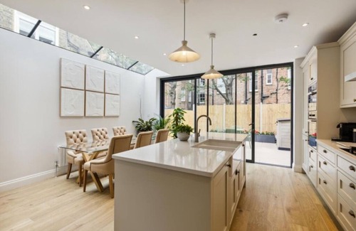 Chiswick Riverside House | Spacious and stylish London house near river and Park free parking