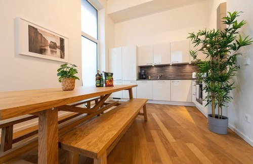 Altona-Nord Apartment | Spacious apartment for 10 near Quartierpark