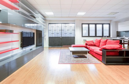 La Fontana Apartment | Spacious APT just 250m from "Zara" M3 stop!