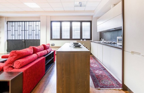 La Fontana Apartment | Spacious APT just 250m from "Zara" M3 stop!
