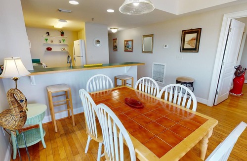 Tybee Island Condo | Spacious, bayfront villa w. community pool + fantastic views!