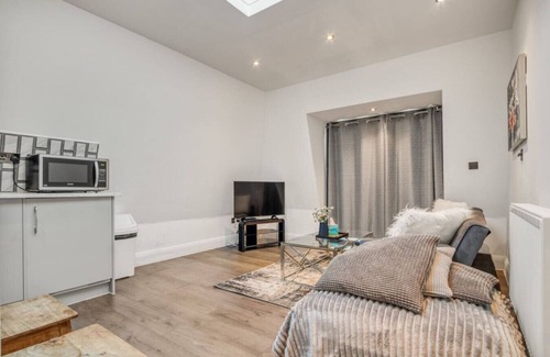 Southfields Apartment | Spacious Beauty with Private Balcony Park View