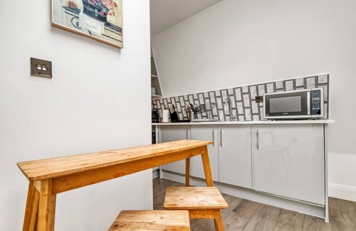 Southfields Apartment | Spacious Beauty with Private Balcony Park View