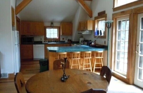 Londonderry House | Spacious Bright Living Area, Bromley Mountain Adventure Park & Hapgood Pond Park