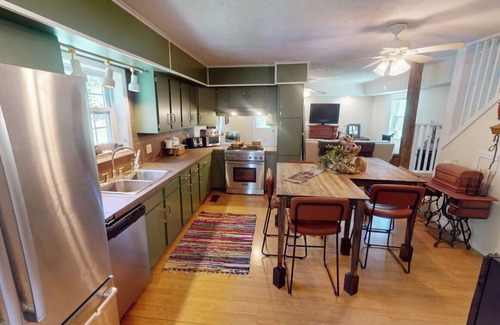 Romulus House | Spacious Bungalow with Private Lake Access. Stay with E.V.E