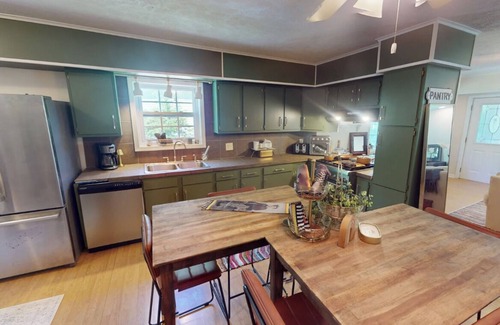 Romulus House | Spacious Bungalow with Private Lake Access. Stay with E.V.E