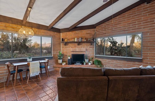 Casas Adobes House | Spacious casita with desert & mountain views ⛰