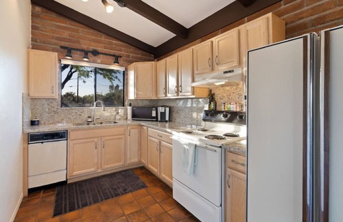 Casas Adobes House | Spacious casita with desert & mountain views ⛰