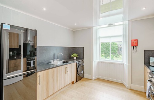 Dunfermline Apartment | Spacious City Apartment - Dunfermline