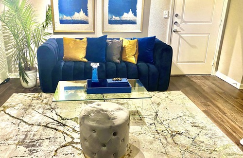 Greenway Plaza-Upper Kirby Apartment | Spacious Clean and Classy 2bd in the heart of Houston