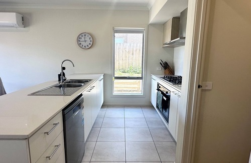 Mount Duneed House | Spacious Coastal Oasis - 10 min to Torquay, 10 min to Geelong !