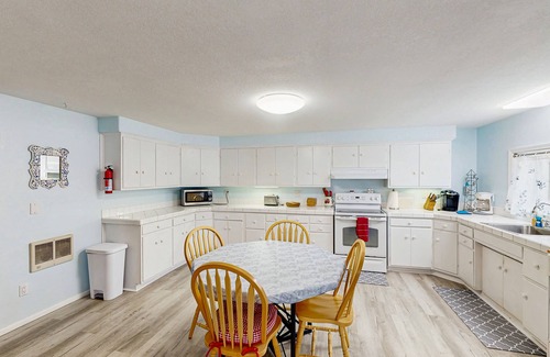 Winchester Bay House | Spacious & comfortable home close to the Habor, Sand Dunes, beaches, & parks