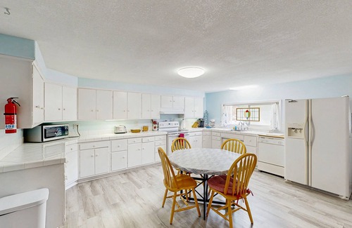 Winchester Bay House | Spacious & comfortable home close to the Habor, Sand Dunes, beaches, & parks