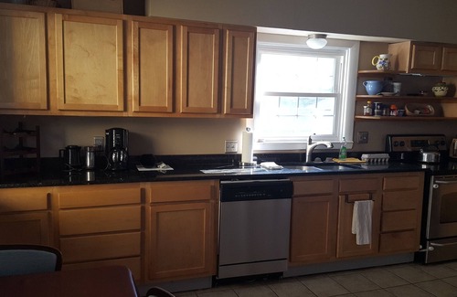 Edgewood Condo | Spacious Condo In Cranston/Providence Line - 2 Bed