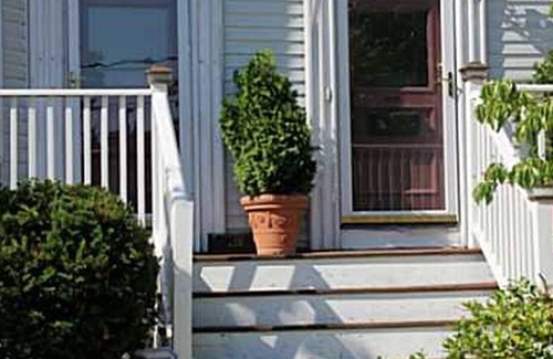 Edgewood Condo | Spacious Condo In Cranston/Providence Line - 2 Bed