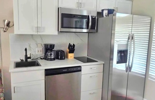 South Peninsula Historic District Condo | Spacious condo w/direct oceanfront private balcony, kitchen,washer/dryer in unit