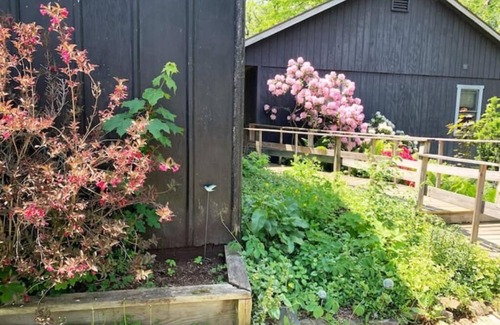 Kinderhook Cottage | Spacious Cottage Retreat on Beautiful 2-Acres