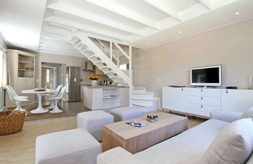 Steenberg Estate House | Spacious cottage with beautiful pool and garden area