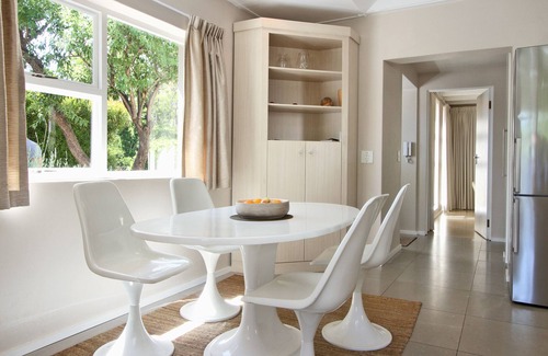 Steenberg Estate House | Spacious cottage with beautiful pool and garden area