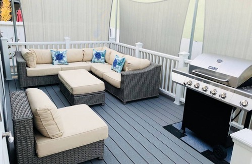 North Pacific Beach House | Spacious Deck | Ocean 1.5 blocks | A/C | Parking | W/D in unit | Full Kitchen