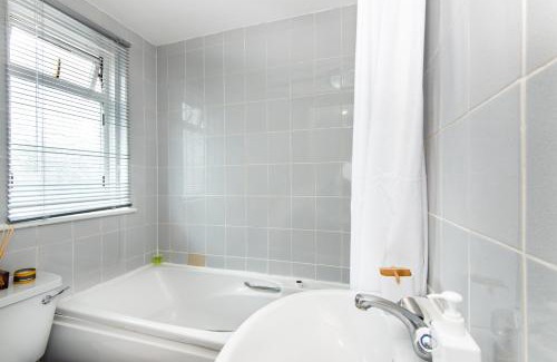 Hanwell Apartment | Spacious en-suite in a 5-Bedroom House at Hanwell (2nd Floor)