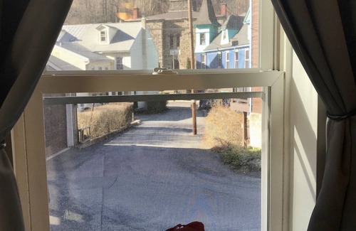 Ashfield Apartment | Spacious & equipped 1 bedroom in historical Carriage House + Deck & BBQ and W/D