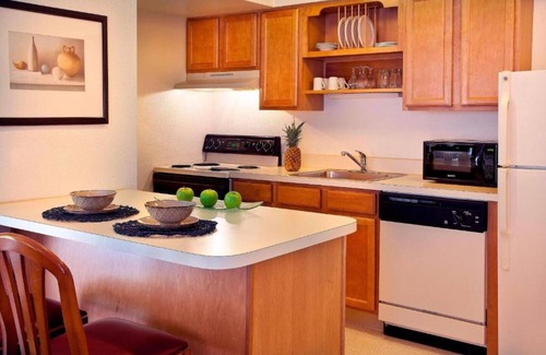 Lake Forest House | Spacious extended-stay hotel near Portland - Lake Oswego