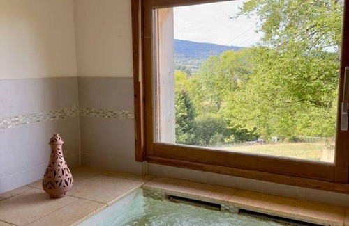 Saint-Jean-la-Vetre Cottage | Spacious family lodge, sleeps 14, charm and comfort