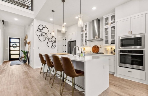 Buda House | Spacious Family 5BR Getaway/Sleeps 12, Smart TVs & Open Living